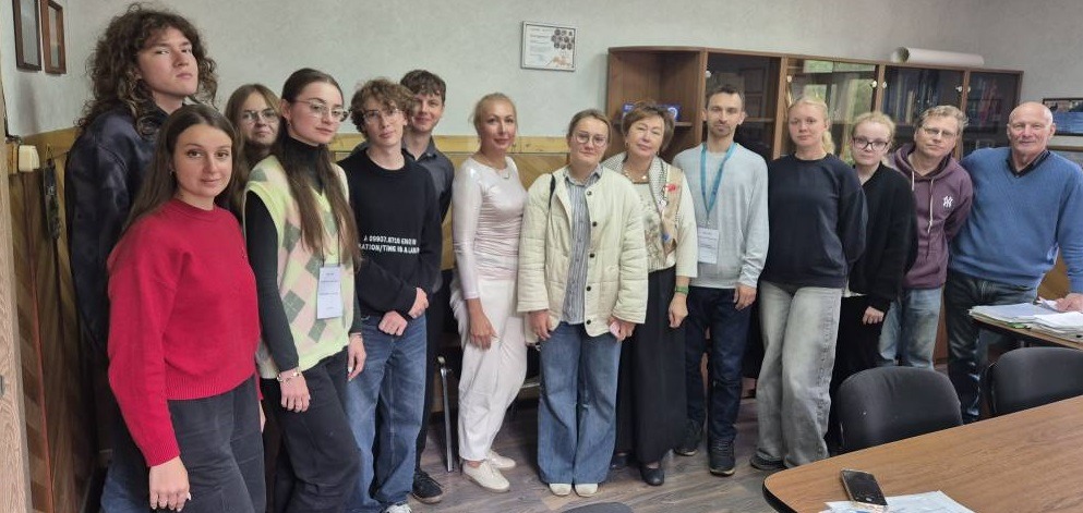 На встрече: камчатские учёные и члены выездной исследовательской экспедиции «Креативные индустрии Камчатского края в условиях цифровизации: производственный и экспортный потенциал». Петропавловск-Камчатский, КФ ТИГ ДВО РАН. 31 августа 2026 года. Фото Т. Р. Михайловой